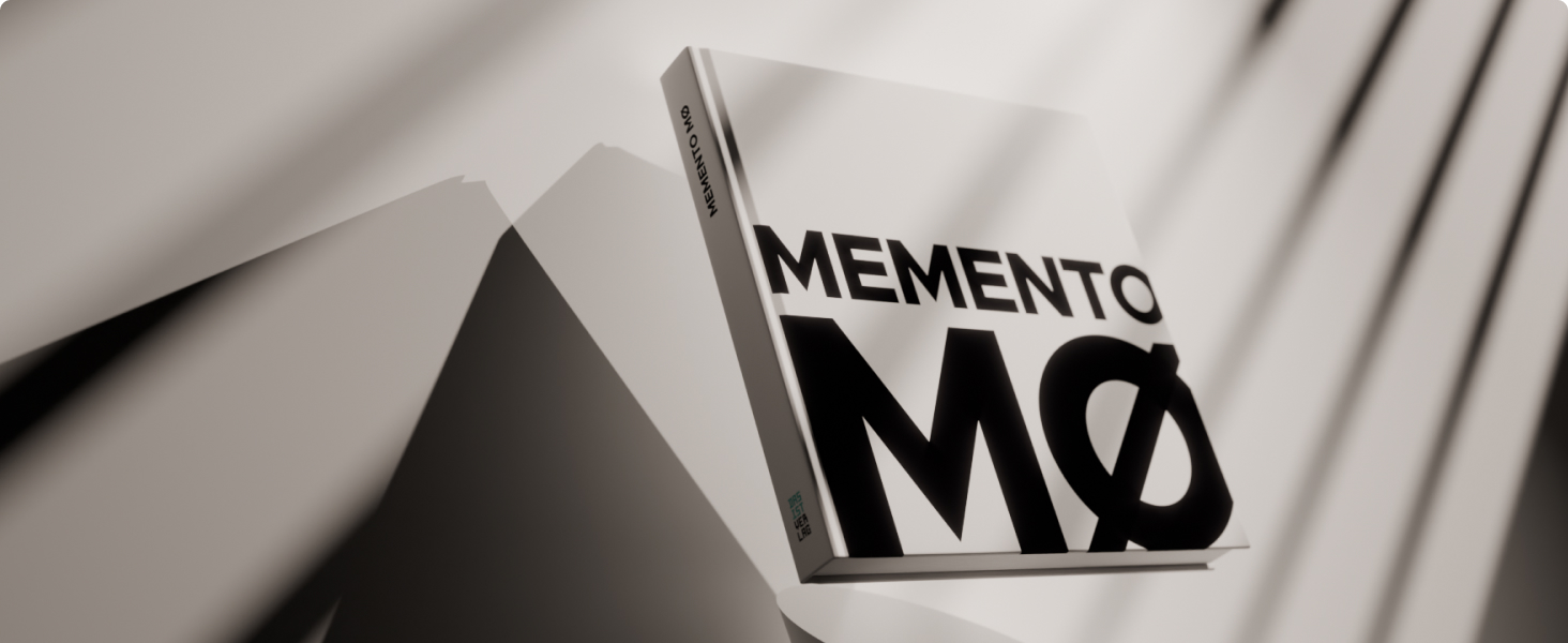 MEMENTO Gaestebuch Szene liegend